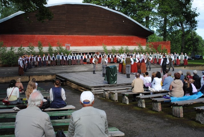KOKNESES ESTRĀDE kalpo vairāk kā trīs gadu desmitus. 	
Autors:  no “Staburaga” arhīva