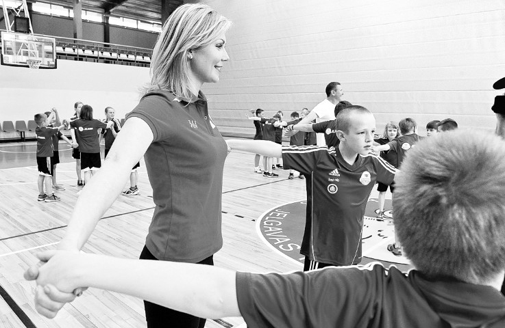 Latvijas Olimpiskās komitejas organizētajā projektā “Sporto visa klase” fiziskās nodarbības notiek biežāk nekā noteiktās divas stundas nedēļā. Šajā projektā skolēnus sportot iedvesmo populāri Latvijas sportisti, arī vieglatlēte Ineta Radeviča.

Autors: Raita Puriņa foto