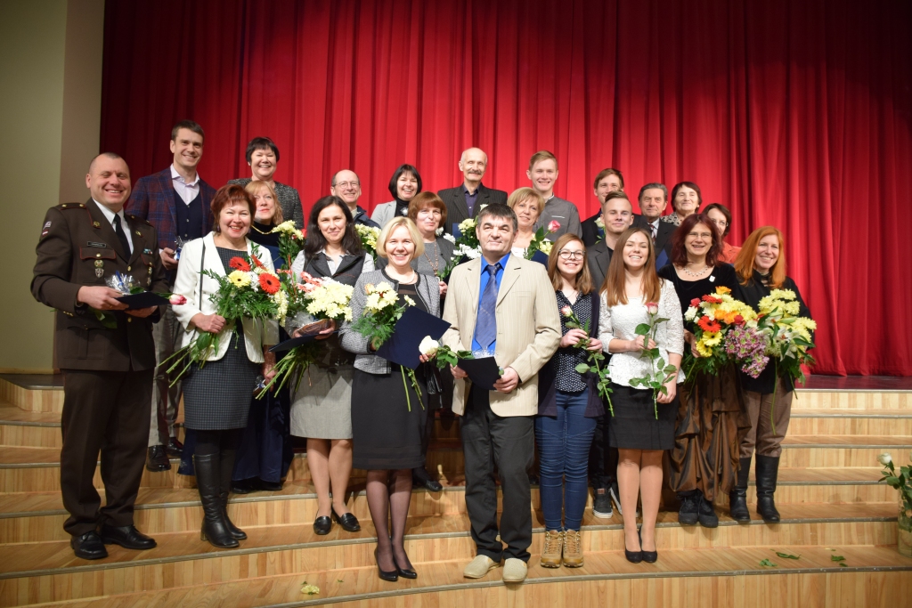 KOPĀ SAPULCĒJUŠIES LABU DARBU DARĪTĀJI.  Kaut Aizkrauklē būtu vairāk  cilvēku, kuri ne tikai runā un domā, bet arī izdara!  
Autors: Guna Mikasenoka
