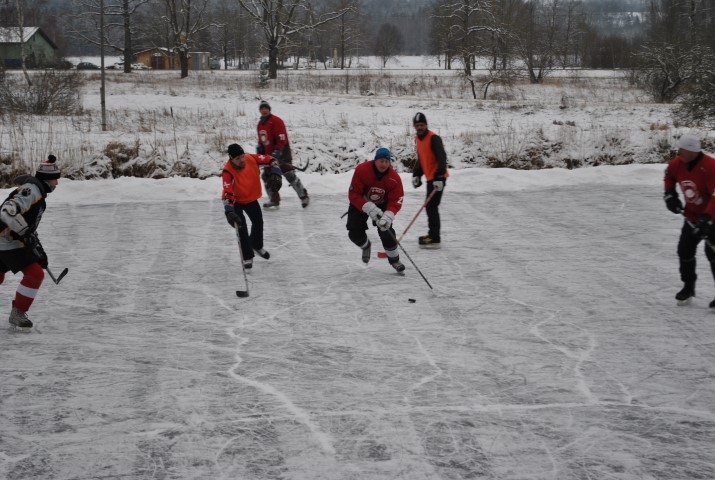 Laukumā uzvarētāji. “Vīnakalna kausu” ieguva Pļaviņu hokejistu komanda “Dakteri”.
Autors: Guna Skaistkalne
