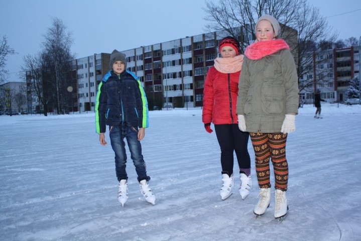 VAIRĀK VIETAS. “Tagad, kad laukumā nav hokeja vārtu un hokejistu, ir vairāk vietas slidošanai,” saka Sabīne Balinska (no labās), kura slidot iemācījusies pirms vairākiem gadiem un slidošanas prasmi māca Gundegai Sergevicai. Arī Igors Bizņa domā tāpat. 
Autors: Guna Mikasenoka