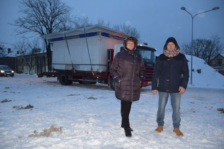 Būs vairāk vietas. Pārdevēja Inga Packēviča un tirdzniecības vietas vadītājs Einārs Kviesis sagaida jauno kiosku.                                                                                                                                                           

Autors: Imants Kaziļuns