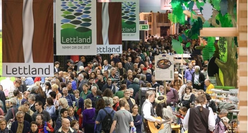 Latvijas stendā Zaļajā nedēļā Berlīnē pagājušajā gadā. 	
Autors: no www.skriveri.lv