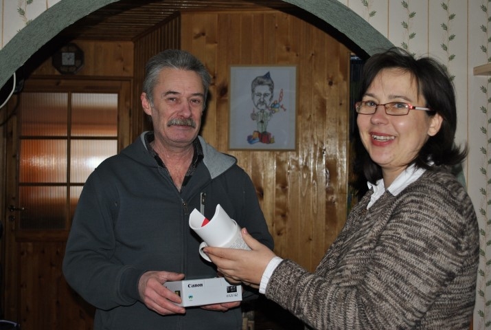 Mazs, bet jaudīgs. Laikraksta “Staburags” galvenā redaktore Agita Grīnvalde-Iruka Dainim Apsānam pasniedz loterijā laimēto fotoaparātu.
Autors: Imants Kaziļuns