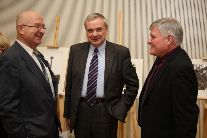 Tiekoties pēc 25 gadiem. Varis Sīpols (no labās), Valsts meža dienesta ģenerāldirektors Andis Krēsliņš un barikāžu dalībnieks Pēteris Bleidelis.                                                       
Autors:  Kaspara Funta (Zemkopības ministrija) foto