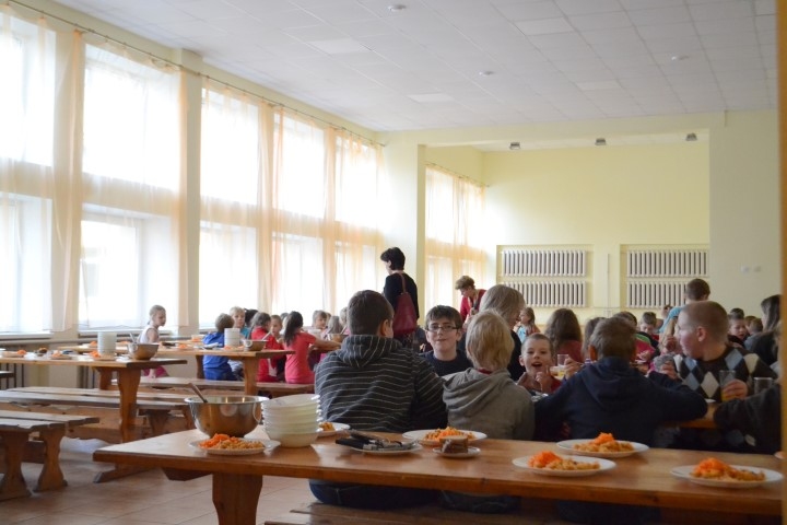 Pusdienas Ilmāra Gaiša Kokneses vidusskolās ēdnīcā. Ar 1. janvāri skolu kafejnīcās vairs nedrīkst pārdot smalkmaizītes, saldus dzērienus, saldējumu un citus neveselīgus našķus.                
Autors: Imants Kaziļuns