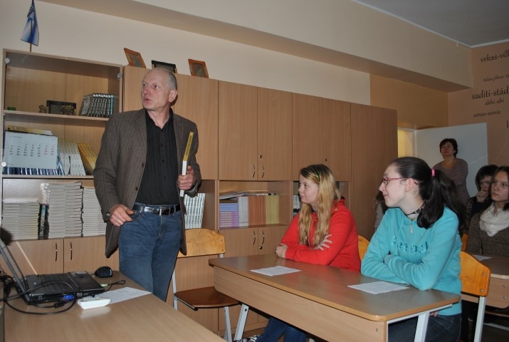 Tikšanās ar Daini Īvānu. Viens no vakarskolu mērķiem ir paaugstināt arī pilsonisko kompetenci. 

Autors: no “Staburaga” arhīva