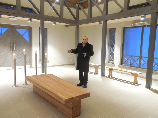 Izvadīšanas zāli papildina arī skaisti svečturi, ēku izrāda Juris Ikaunieks. 
Autors: Sandra Pumpure