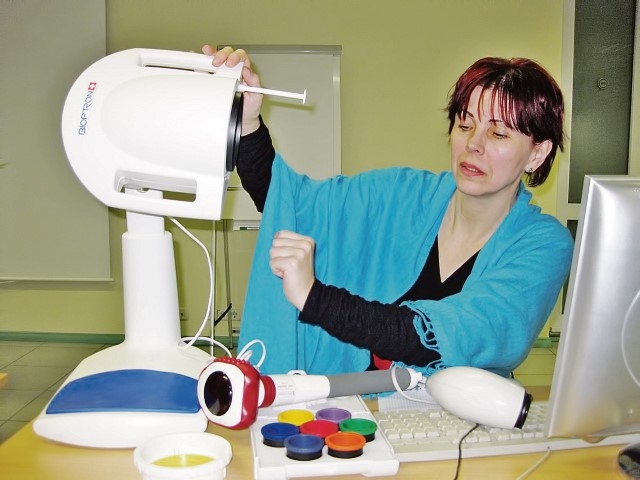 Elita Goldmane izmanto arī krāsu terapijas aparātu “BIOPTRON”, ko lieto arī fizioterapijā.