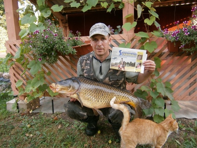 Otrās vietas ieguvējam vietalvietim Jānim Kūlītim pozēšana ar zivi un “Staburagu” jau sāk kļūt par ieradumu. 