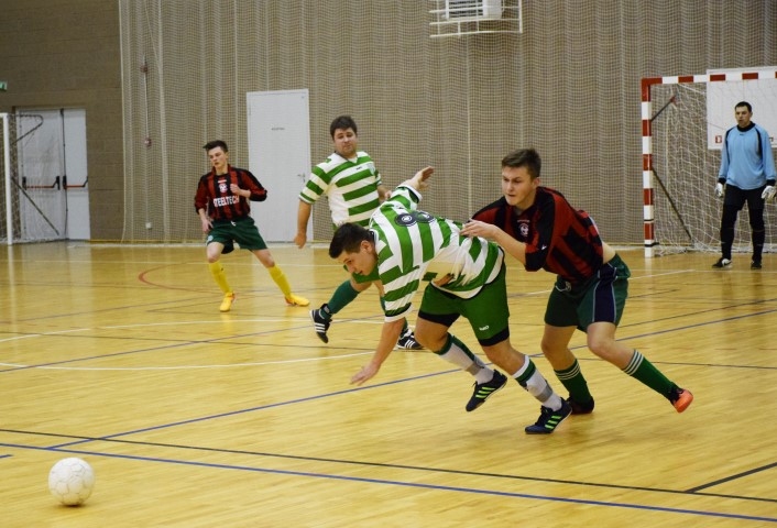 Kur nu spruksi? Vienības “FC Aizkraukle” spēlētāji visām varītēm centās apturēt Pļaviņu futbolistus, taču tas mājiniekus neglāba no zaudējuma.
Autors: Viesturs Kaktiņš
