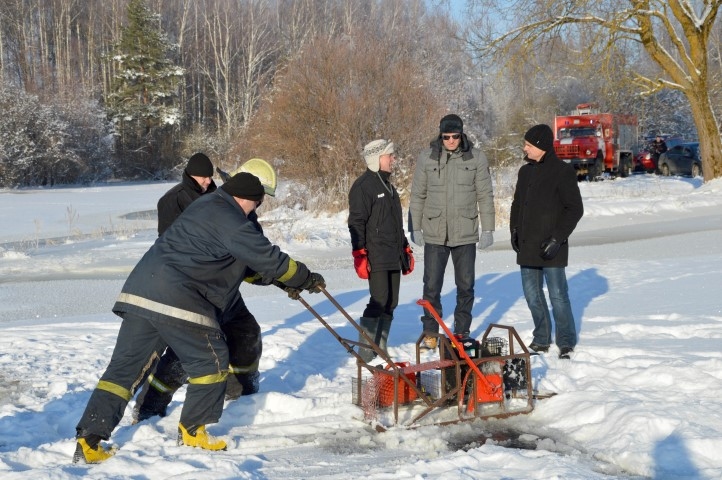 PIRMAIS MĒĢINĀJUMS ledus zāģēšanai Pļaviņās. 	
Autors: Jāņa Peņģerota foto