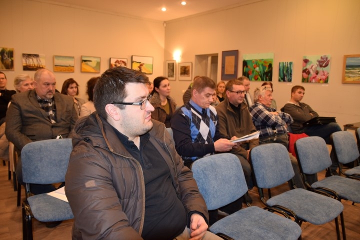 DAUDZ INTERESENTU. Uz sabiedriskās apspriešanas sanāksmi par SIA “Zaļās zemes enerģija” ieceri — ceturto daļu biogāzes ražošanas izejvielu aizstāt ar nederīgiem pārtikas produktiem — bija sanācis kupls pulks ieinteresēto — vietējie iedzīvotāji, pašvaldības pārstāvji, Madonas reģionālās vides pārvaldes un pat Latvijas atkritumu saimniecību asociācijas pārstāvji. 
Autors: Guna Skaistkalne