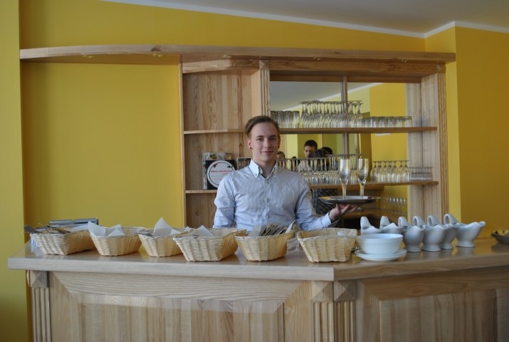 MĀCĪBĀS PALĪDZ. Ēdināšanas pakalpojumu specialitātes audzēkņi var mācīties moderni aprīkotās klasēs. Attēlā — 3. kursa audzēknis Elvis Bērzkalns.
Autors: Sandra Pumpure