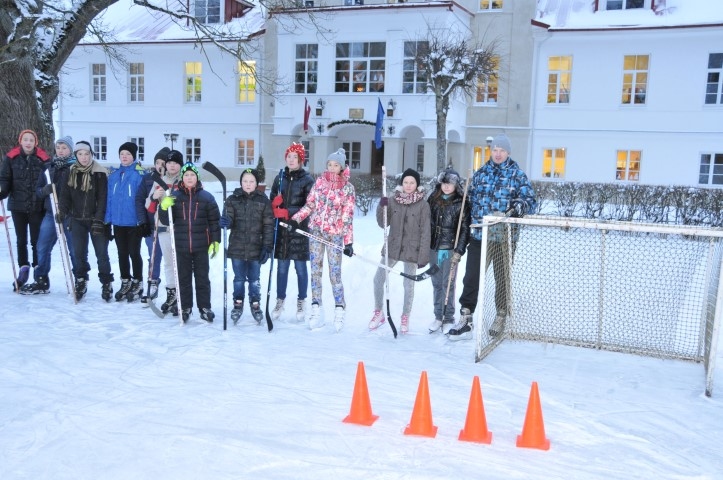 Treniņš. Mazzalvieši ar sporta skolotāju Agri Sakni. Ja gaisa temperatūra nav pārāk zema, sākot no 2. klases, sporta stundas notiek ārā.


Autors: no Mazzalves pamatskolas
