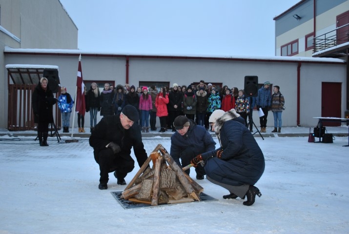 ARĪ TOREIZ DEGA UGUNSKURI. Aizkraukles novada ģimnāzijas direktors Aldis Labinskis (no kreisās), diriģents Eduards Grāvītis un vēstures skolotāja Līga Graznoviča iededz barikāžu piemiņas ugunskuru. 
Autors: Guna Mikasenoka
