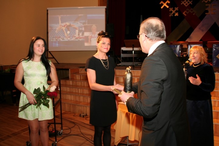 UZ OLIMPIĀDI — tāds ir sportistes Madaras Onužānes-Saliņas šīgada mērķis. Madara saņēma balvu par Jaunjelgavas vārda popularizēšanu pasaulē. 

Autors: Edvīns Boķis