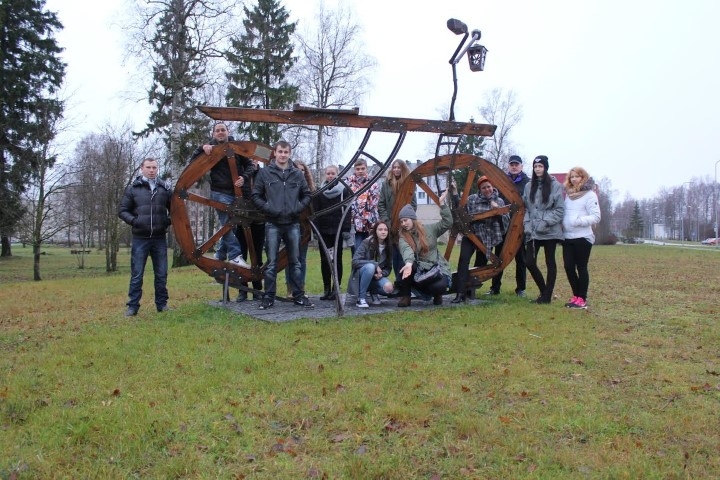 IR INTERESANTI. Viesojoties Aizkrauklē, jaunieši aplūkoja vienu no pilsētas vides objektiem — velosipēdu. 
 

Autors: no centra “Ideja”