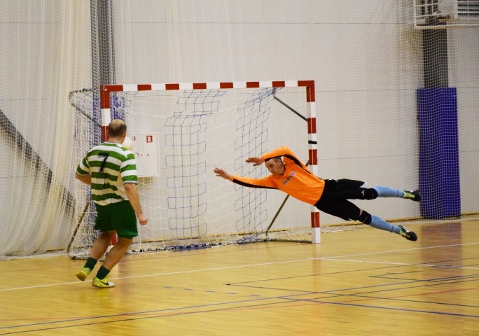 Par īsu. Skrīveru vārtsargs Artūrs Reidzāns pašaizliedzīgi sargāja vārtus, šoreiz lēciens “līdaciņā” izrādījās par īsu, un pļaviņieši iesita otros vārtus.
Autors: Viesturs Kaktiņš