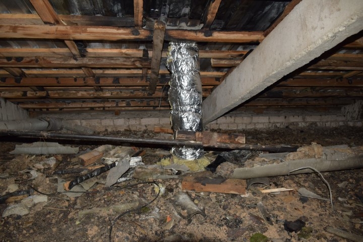 “Vainīgā” metāla caurule izolēta. Skrīveros Zemkopības institūta 16. mājas bēniņi par mata tiesu pa­glābti no izdegšanas.

Autors: Imants Kaziļuns