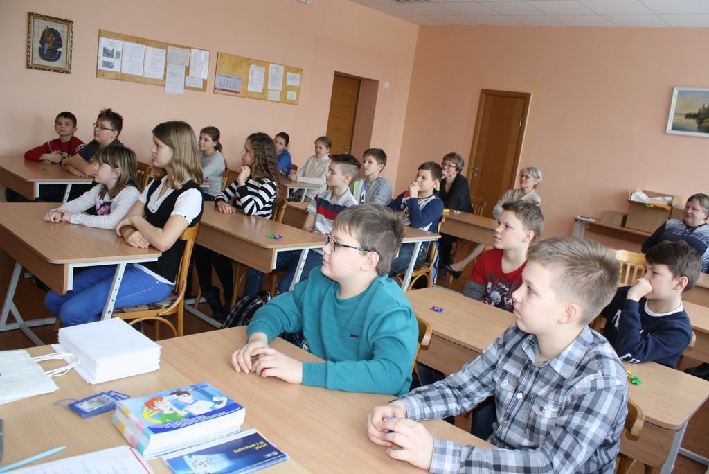 Aizkraukles 1. vidusskolas 5. klases skolēni.