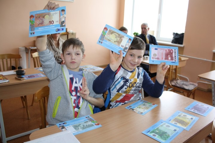 ĀĶĪGI JAUTĀJUMI. Aizkraukles 1. vidusskolas 5. klases skolēni cenšas atbildēt uz āķīgiem jautājumiem par eiro banknotēm. Viņiem noder  latviešu valodas un sociālo zinību skolotājas Astras Jansones iepriekš stundās stāstītais, tajā skaitā dotā iespēja apskatīt un aptaustīt jauno 20 eiro banknoti. 

Autors: Guna Mikasenoka