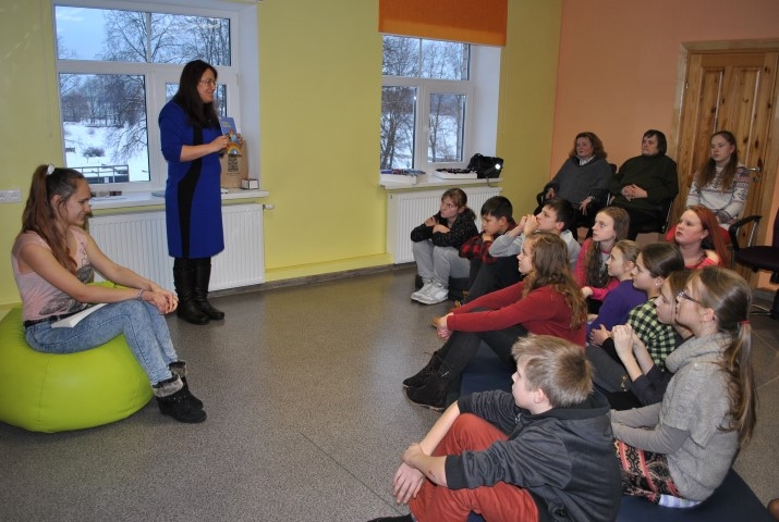 JAU ASTOTĀ GRĀMATA. Ilze Liliāna Muižzemniece (no kreisās) tiekas ar pļaviņiešiem. 
Autors: Sandra Pumpure