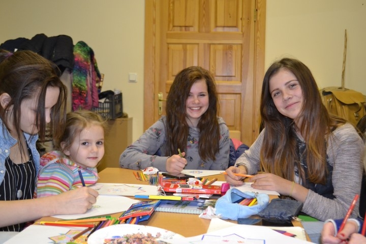 GLEZNO ARĪ MEITAS. Kamēr mammas iekārto izstādi, mazās mākslinieces izvēlas interesantāku nodarbi — krāsot mandalas. 
Autors: Ance Liepa