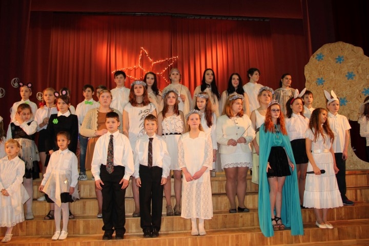 Cieņā dziesma un deja. Dzimšanas dienas svinībās priekšnesumus sniedza skolas audzēkņi. 

Autors: Dace Svētiņa