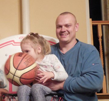 SPORTO VISI. Džeriņu ģimenē aktīvs dzīvesveids patīk visiem. Attēlā — Guntis ar meitu Līnu.                                               
Foto no personīgā albuma                                               

Autors: no personīgā albuma