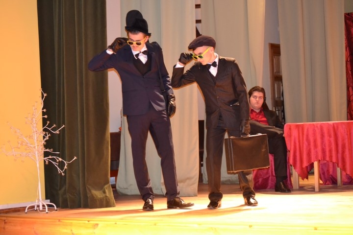 “MAFIJĀ” darbojas arī jaunie aktieri Harijs Mencendorfs (no kreisās) un Rainers Barbinjagra. 
Autors: Ance Liepa