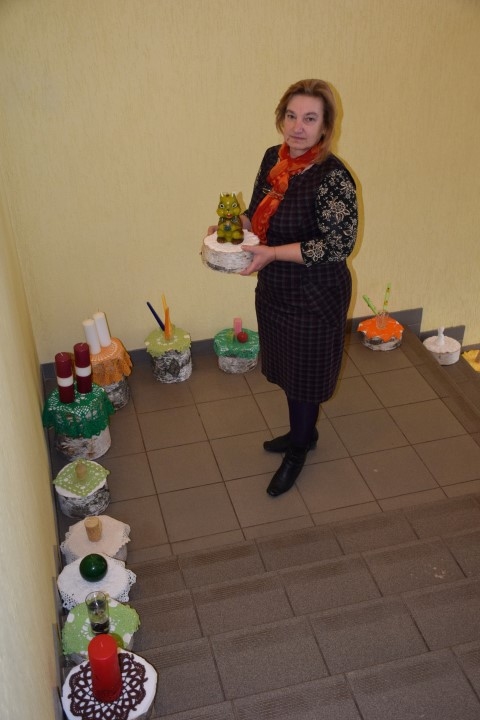 Vairāki desmiti sveču. Pagasta pārvaldes darbiniece kurmeniete Dzidra Spēlmane priecājas par sarūpētajām svecēm. Arī viņa atnesusi vairākas. “Šī nav manis nestā figūriņa, bet ir tik skaista, ka tādu žēl dedzināt,” teic Dzidra. 
Autors: Līga Patmalniece  