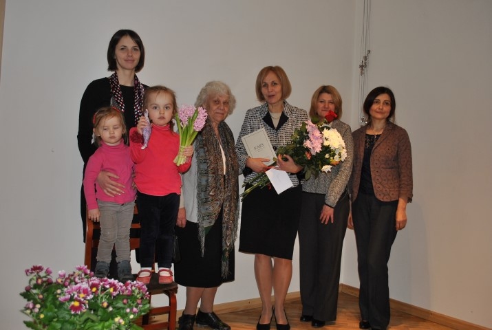 VISAS PAAUDZES. Grāmatas atvēršanas svētkos piedalījās četras Štrālu paaudzes — Kārļa Štrāla mazmeita Kamena (vidū ar grāmatu), meita Austra, mazmazmeita Madara, mazmazmazmeitas Marta un Kate. No labās — 
Pļaviņu novada bibliotēkas vadītāja Ineta Grandāne un bibliotekāre Vita Silvestrova. 
Autors: Sandra Pumpure