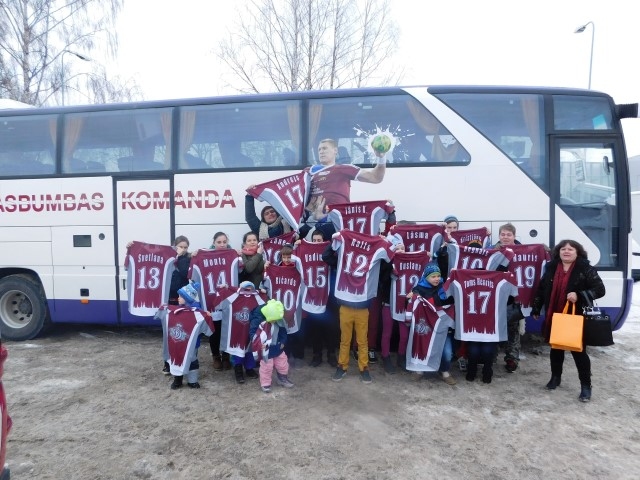 DĀVANA. “Dzeguzītes”  bērni ar “B-Bus” kolektīva dāvanu — “Rīgas Dinamo” krekliem.

Autors: no “Dzeguzītes”