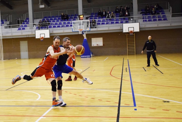 Atdod bumbu! Veterānu K50+ basketbola vienība “Aizkraukle” pirmajā šīgada mājas spēlē cīnījās godam un guva uzvaru.