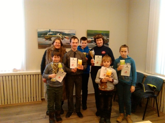 UZVARĒTĀJI. Turnīra dalībnieki ar kausiem un diplomiem. 

Autors: Andas Krauzes foto 