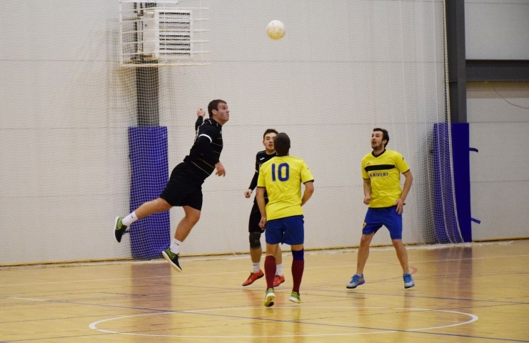 Lidojumā. Koknesietis Andrejs Pavļenkovs (no kreisās) “lidojumā pēc bumbas”.
Autors: Viesturs Kaktiņš