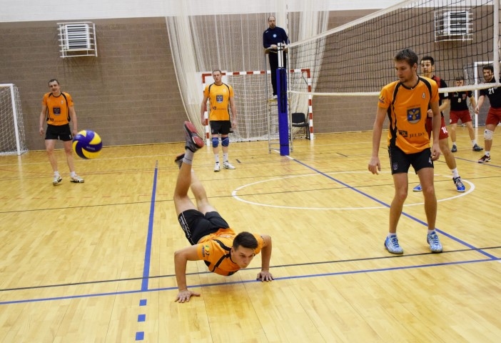 Gluži kā breiks. Vienības “VK Aizkraukle” spēlētājs Reinis Otto pašaizliedzīgi metās pēc bumbas.
Autors: Viesturs Kaktiņš