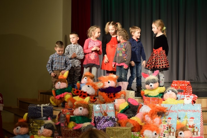 Grūti sagaidīt! Palīgā dalīt dāvanas steidza arī paši pasākuma dalībnieki.
Autors: Guna Skaistkalne