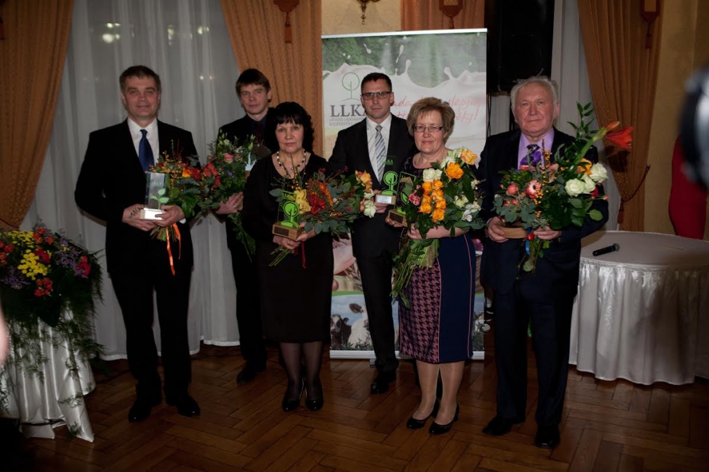 Ballē Bīriņu pilī. Kooperatīva “Bites” vadītāja Biruta Pudniece (trešā no kreisās).                                                                                           
Autors: no LLKA