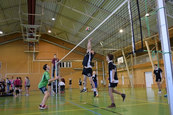 Cīņa par sudrabu. Bebru volejbolistiem (melnajās formās) sacensības izrādījās veiksmīgākas, un zēni ar 3:0 pārspēja Neretas komandu. 

Autors: Imants Kaziļuns