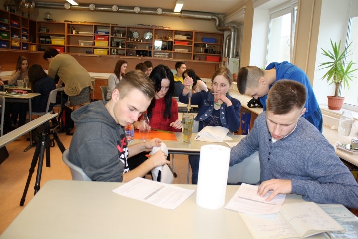 Gatavojoties raidījuma “Gudrs, vēl gudrāks” 10. klases finālam, Aizkraukles novada ģimnāzijā filmēja sižetu par vienu no tā dalībniecēm Elīzu Brūklenu (otrajā solā no labās). Finālspēle televīzijā varēs vērot 26. februārī.                                                                                    
Autors: Guna Mikasenoka