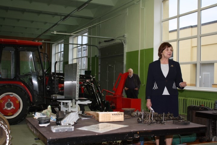 Apgūst praksē. Aizkraukles profesionālās vidusskolas direktore Rita Kūrkle iepazīstina ar ceļu būves tehnikas laboratoriju.
Autors: Inga Patmalniece