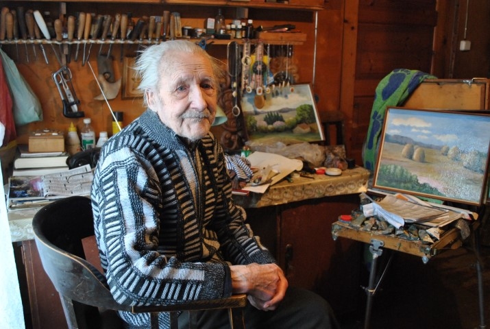 “Mūža darbs,” rādot savu veikumu — kokgriezumus, gleznas un arī māju —, saka Roberts Ziemelis. Viņam rīt par diviem gadiem mazāk nekā Latvijas valstij — 95. “Nekādu svinēšanu netaisu. Mazdēli atbrauks, tad jau vakarā kaut ko ieēdīsim kopā,” saka Roberts Ziemelis. 
Autors: Līga Patmalniece