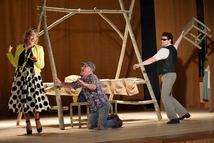 Aina no izrādes “Sunītis un viņa kauliņš”. Autores Monikas Zīles radīto varoņu attiecības uz skatuves risina Uldis Dzērve (no labās), Aldis Jansons un Baiba Dronka.                                                                                                                                     
Autors: Imants Kaziļuns