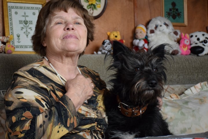 Draugi. “Man puisītis iemācīts, varu pat kaulu izņemt no mutes,” par uzticēšanos un paļāvību priecājas Ņina Rušmane. 
Autors: Līga Patmalniece