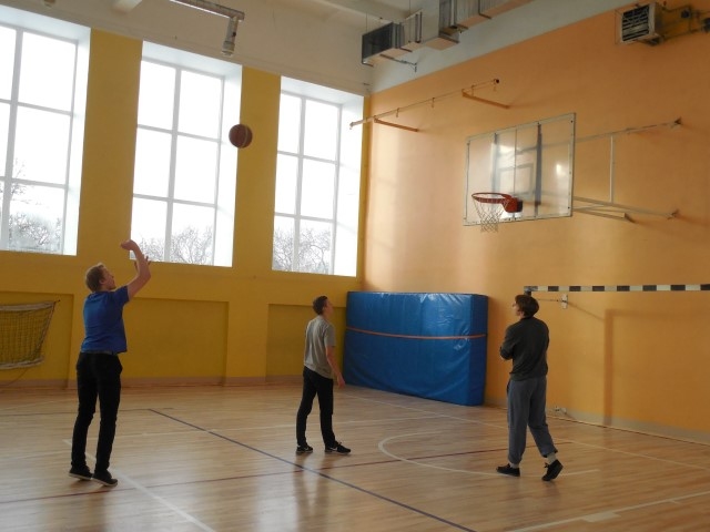 KURŠ VAIRĀK? Basketbola soda metienos sacentās Pļaviņu skolēni. 
Autors: Sandra Pumpure