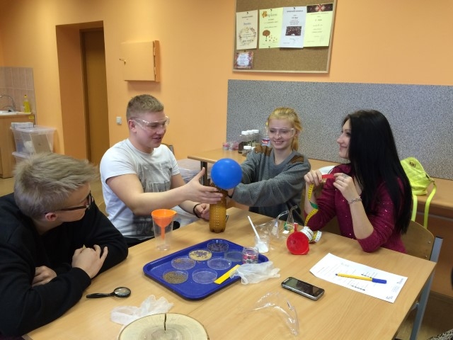 Pēta un izzina. Jaunjelgavas un Aizkraukles jaunieši radošajās darbnīcās vairāk uzzināja par klimata pārmaiņām un to radītajām sekām.

Autors: no projekta īstenotājiem