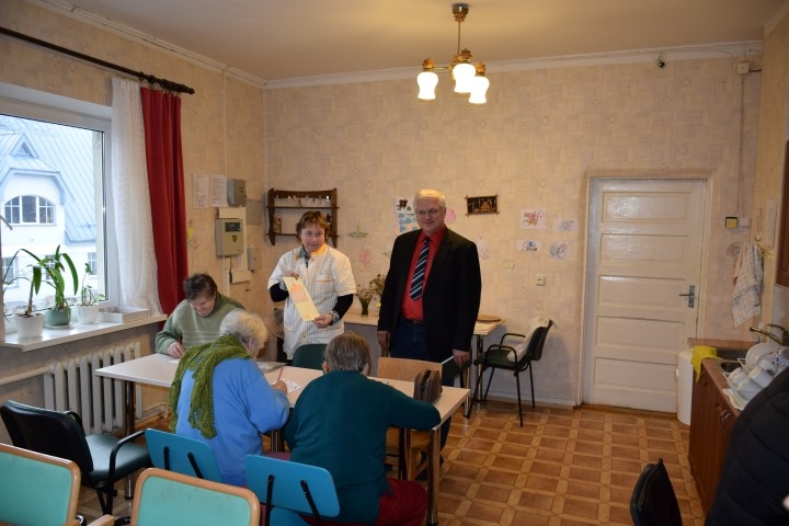 Jaunākā no “Ziedugravās” apdzīvotajām telpām otrajā korpusā. Kopā ar pansionāta iemītniekiem darbiniece Inese Apsāne un direktors Ainārs Arnītis.
Autors: Imants Kaziļuns