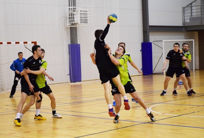 Smagais darbs aizsardzībā attaisnojas. Vienības “Skrīveri/Aizkraukle” handbolisti nepaguruši sedza un bloķēja pretinieku mēģinājumus raidīt bumbu vārtu virzienā. 
Autors: Viesturs Kaktiņš